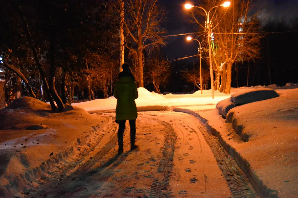 «Полиция келмейді»: 26 жыл қорлық көрген әйел қыстың қараңғы түнінде 2 баласымен күтпеген жайтқа тап болды