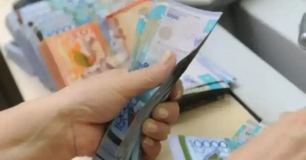 Президент заңға қол қойды: қай сала қызметкерлерінің жалақысы 50%-ға өсетіні белгілі болды