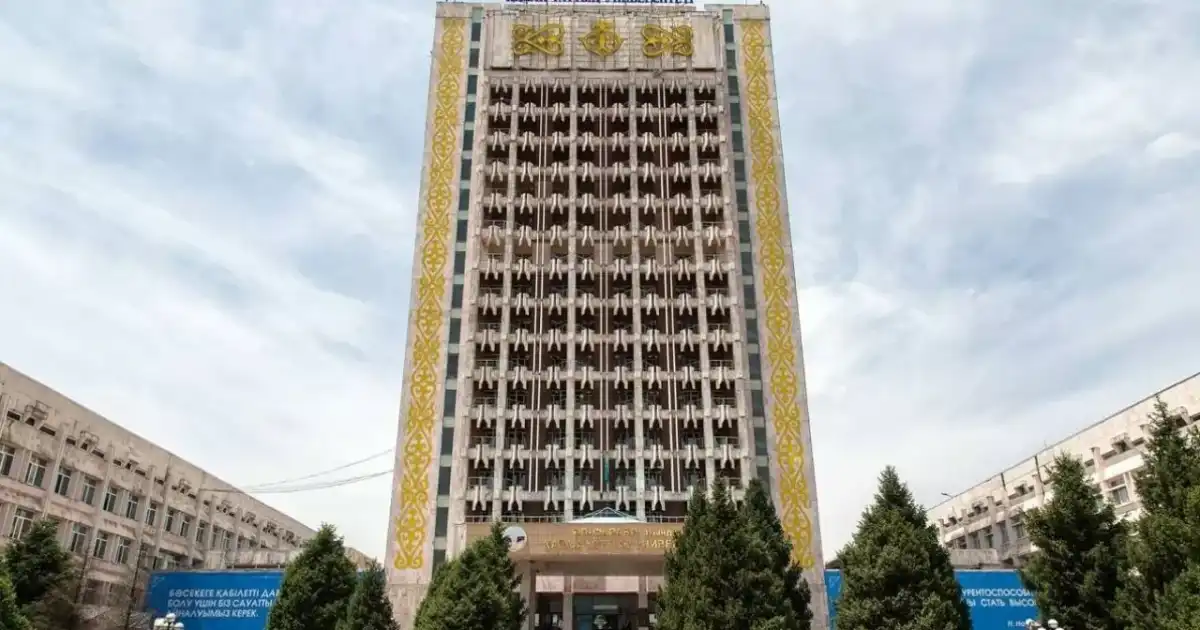 Алматыда студент университет ғимаратының 14-қабатынан құлап көз жұмды