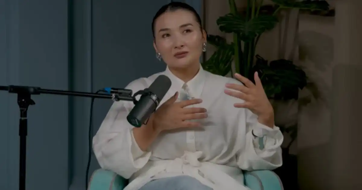 «Туған шешемнің өзі тастап кететінін айтты»: Әзілкеш Мереке Қалбаева күйеуімен екі жаққа кеткенін айтты
