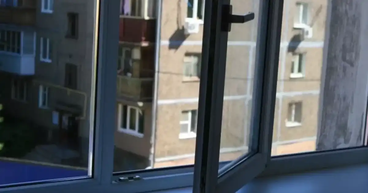 Степногорскте 23 жастағы әйел жеті айлық баласымен бірге терезеден құлап көз жұмды