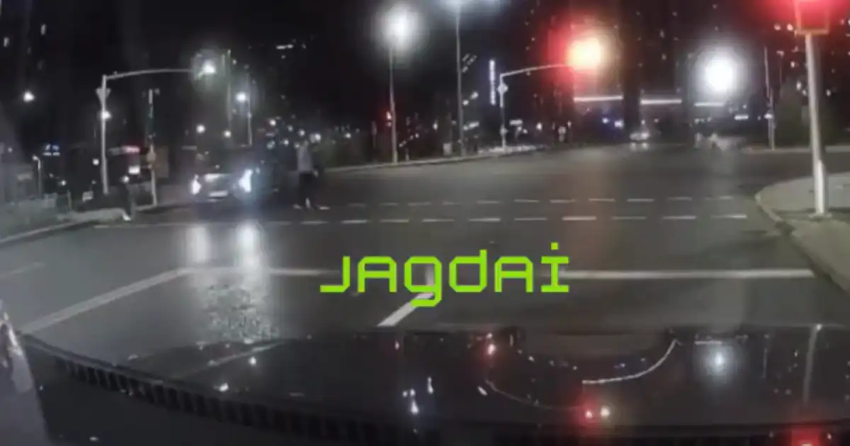 Астанада «Хан Шатыр» маңында самокат мінген жігітті көлік басып кетті