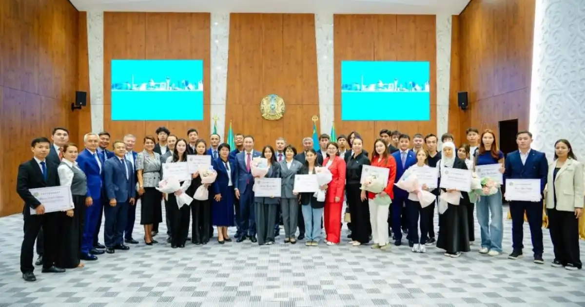 Астана мәслихатының депутаттары жастарға білім грантын табыстады