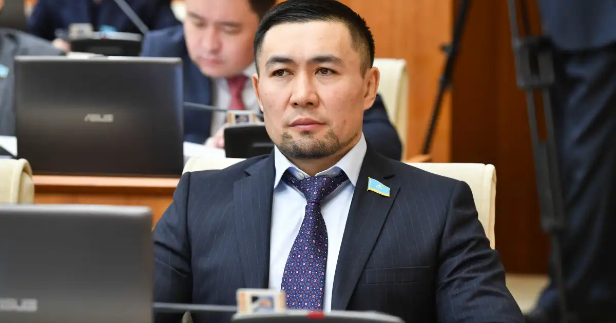 "Мен адам өлтірдім бе?": Мәжілісте анасын құттықтаған депутат Ардақ Назаров өзін сынағандарға жауап берді