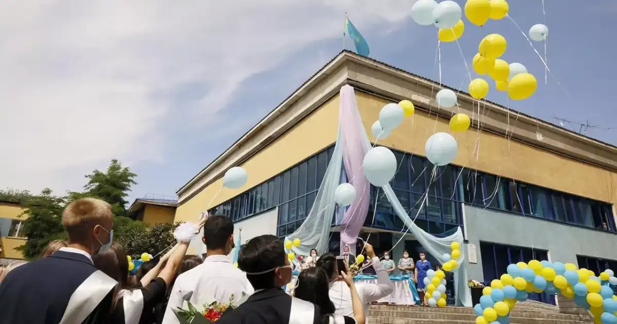 «Әр оқушы үшін 200 мың теңге»: алматылық әйел мектеп түлектерінің бітіру кешіне жиналып жатқан ақшаға шағымданды