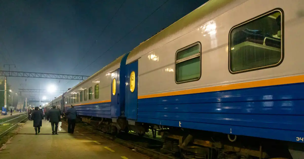Жолаушы пойызда кенеттен көз жұмды: жолсерік тосын әрекет жасаған
