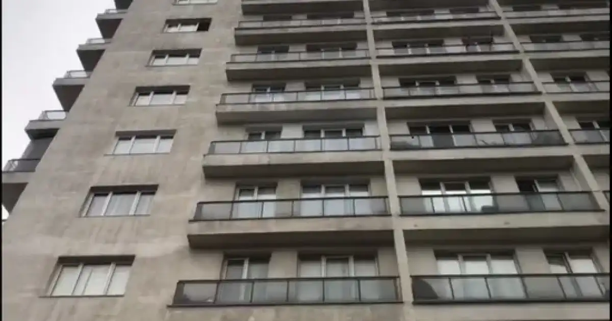 Астанада қыз көпқабатты үйдің терезесінен секіріп көз жұмды