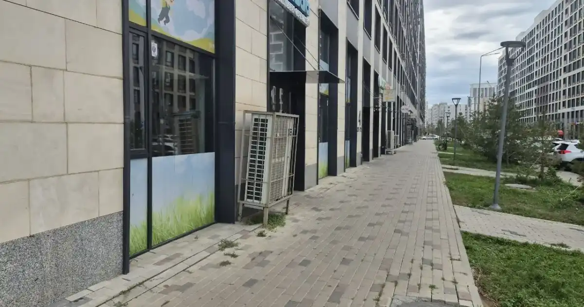 Астанада әйел терезеден құлап, екі жасар баланың үстіне түсті: қайғылы оқиғаның мән-жайы белгілі болды
