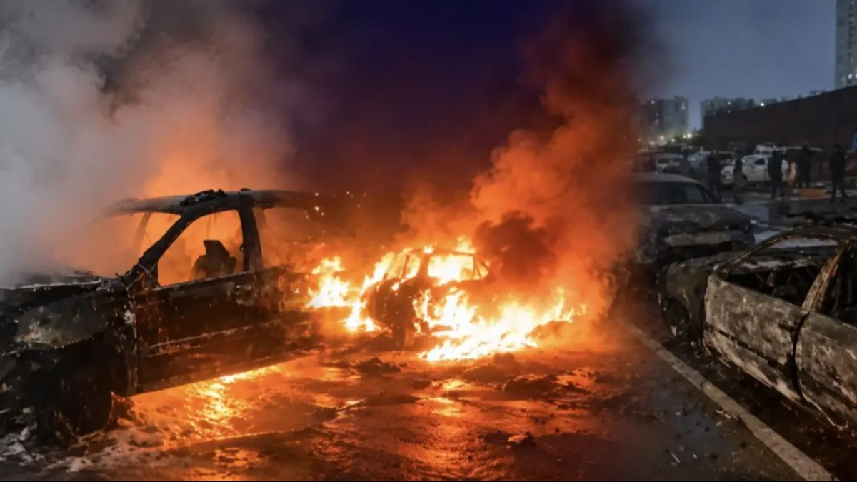 Астанада автотұрақта бес көлік өртенді