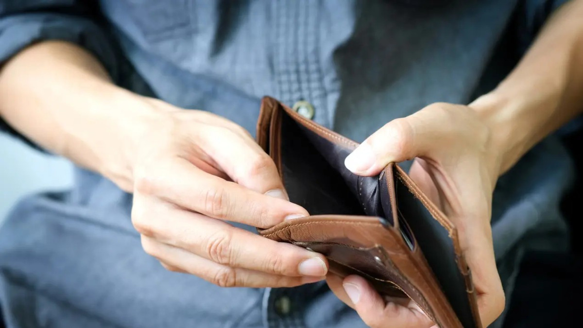 Қазақстанда борышкерлердің шотында 50 мың теңге қалдыру ұсынылды