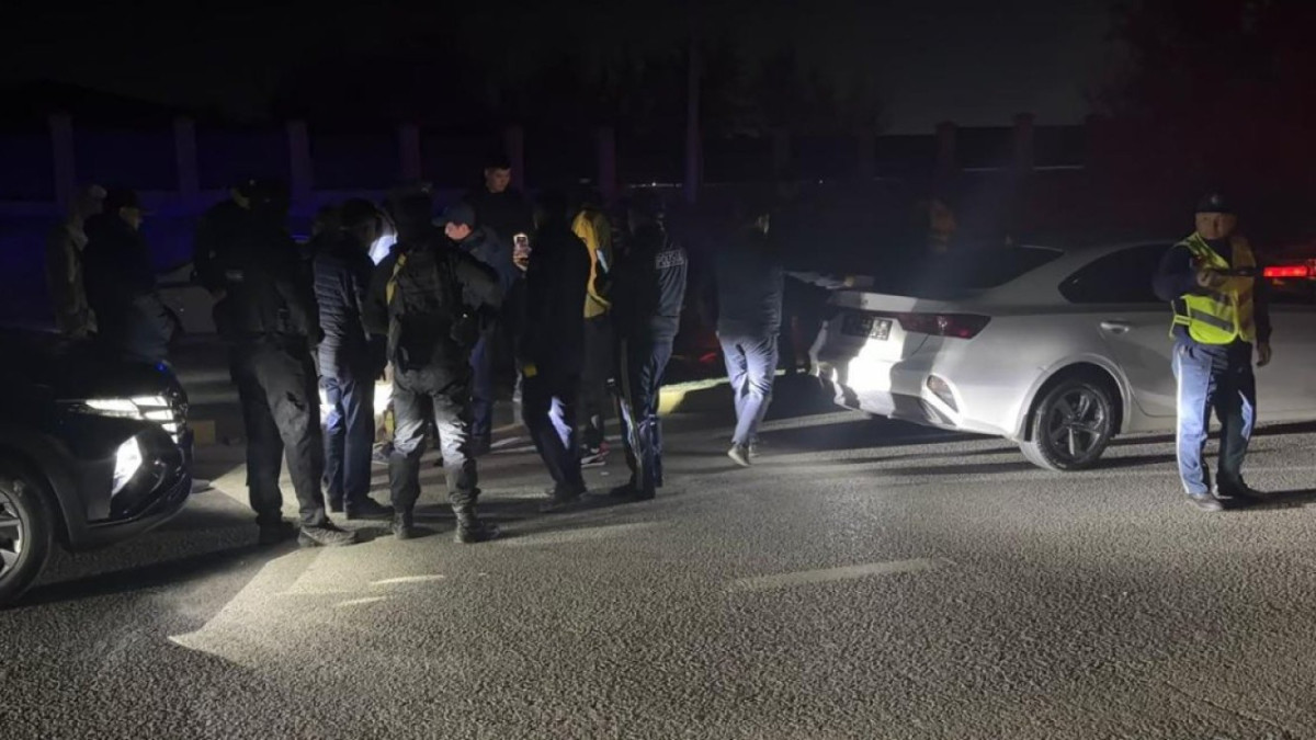 Есірткі іздеген полицейлер қызметтік көлікті жүргізген әріптесін ұстады
