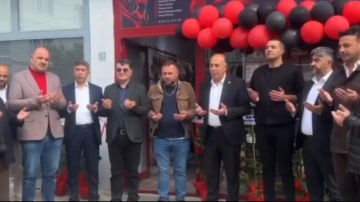 Эротикалық іш киім дүкені дұғамен ашылып, салтанатқа қала әкімі де қатысқан