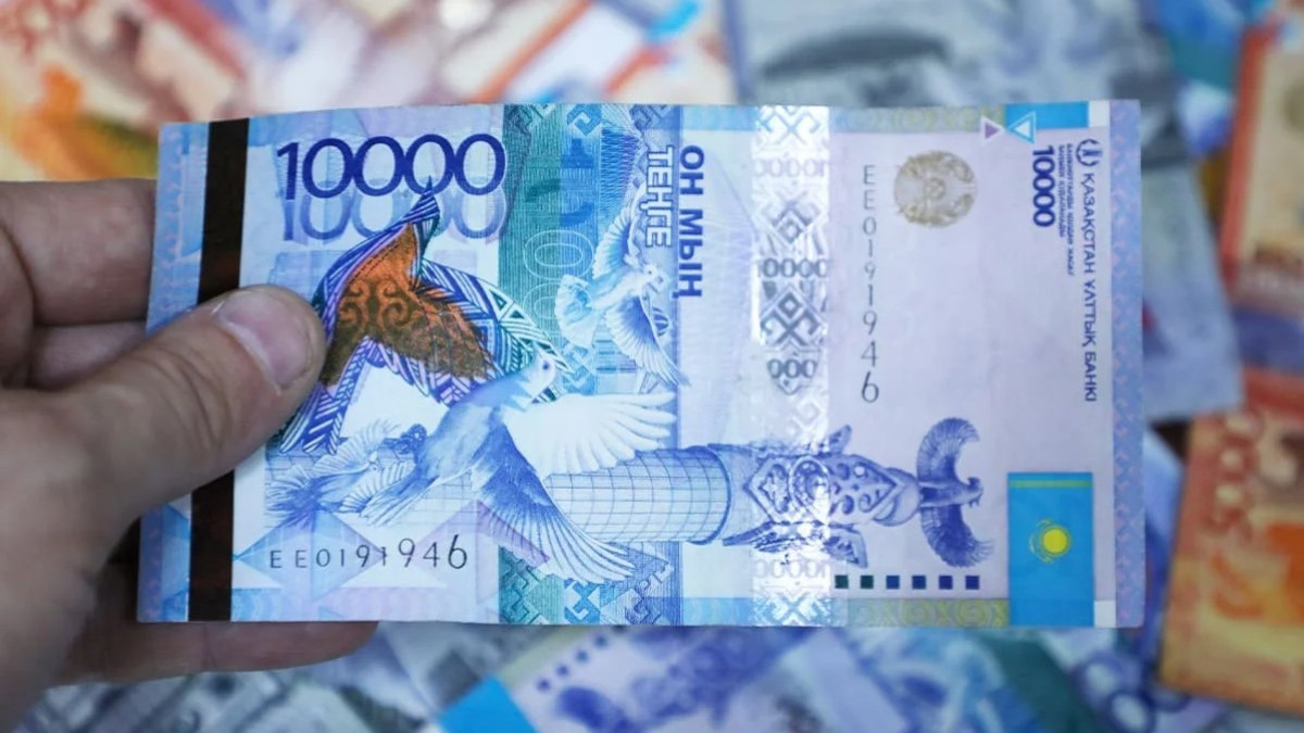 Жұмысқа кешіккені үшін 10 мың теңге айыппұл салуға бола ма? Еңбек министрлігі түсіндірді